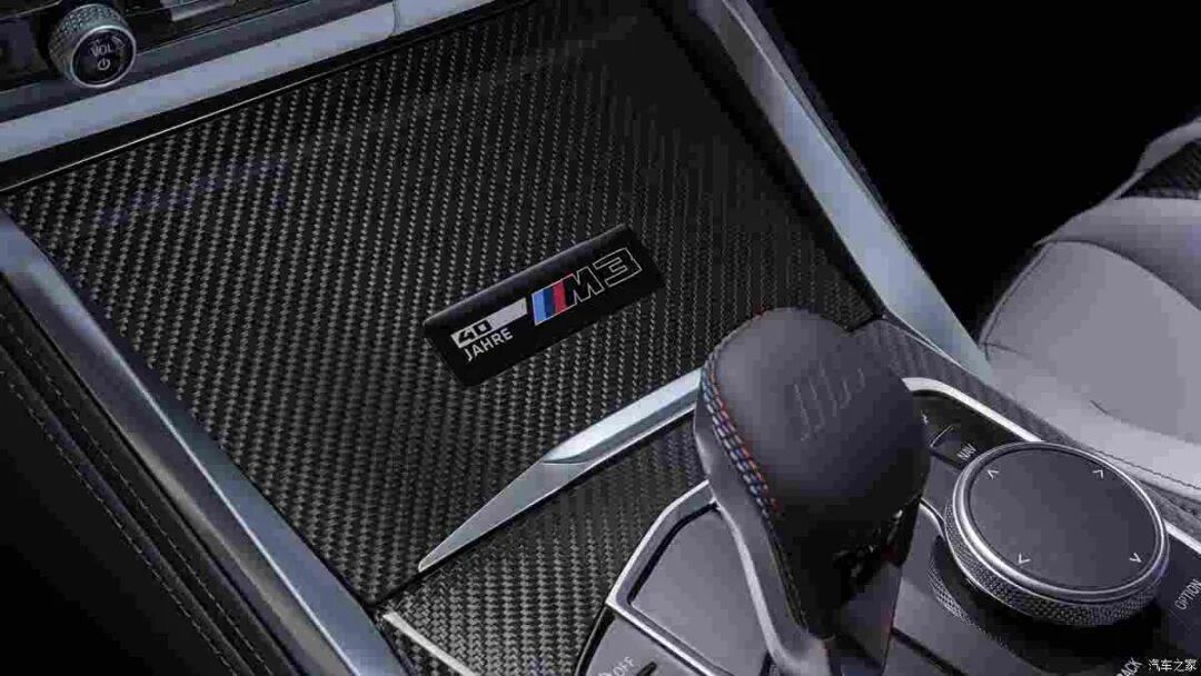 3.0T 六缸、530马力，黑色外框双肾进气格栅+熏黑车灯，限量20台！