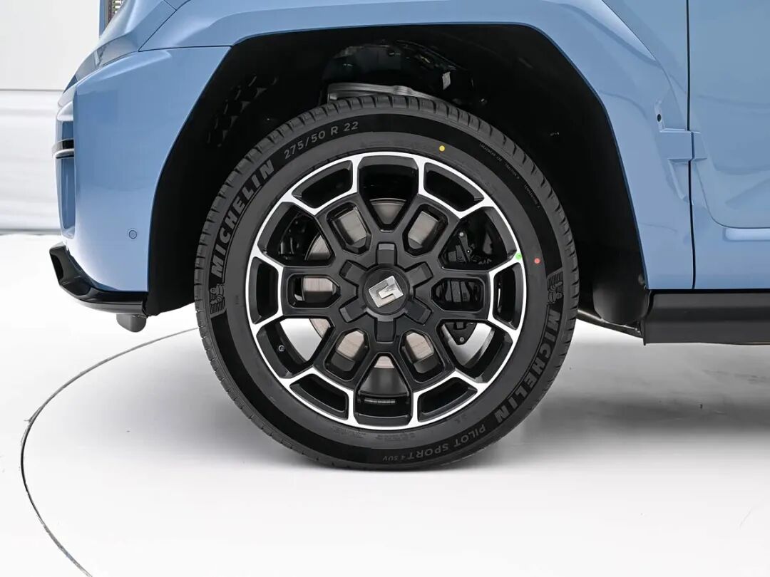 轴距3000mm，22英寸大轮圈，“祥麟焰尾”悬浮扰流板，硬派“方盒子”也有“冰箱/彩电/大沙发”？