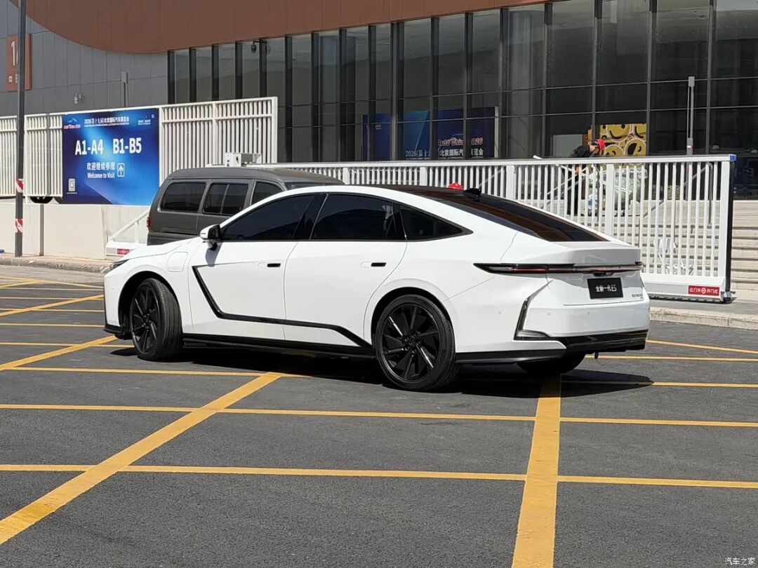 车长超5米1，轴距近3米，双色设计，贯穿式尾灯，买中大型轿车的先别急！