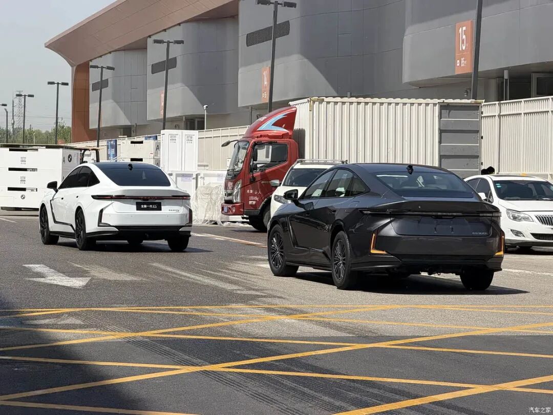 车长超5米1，轴距近3米，双色设计，贯穿式尾灯，买中大型轿车的先别急！