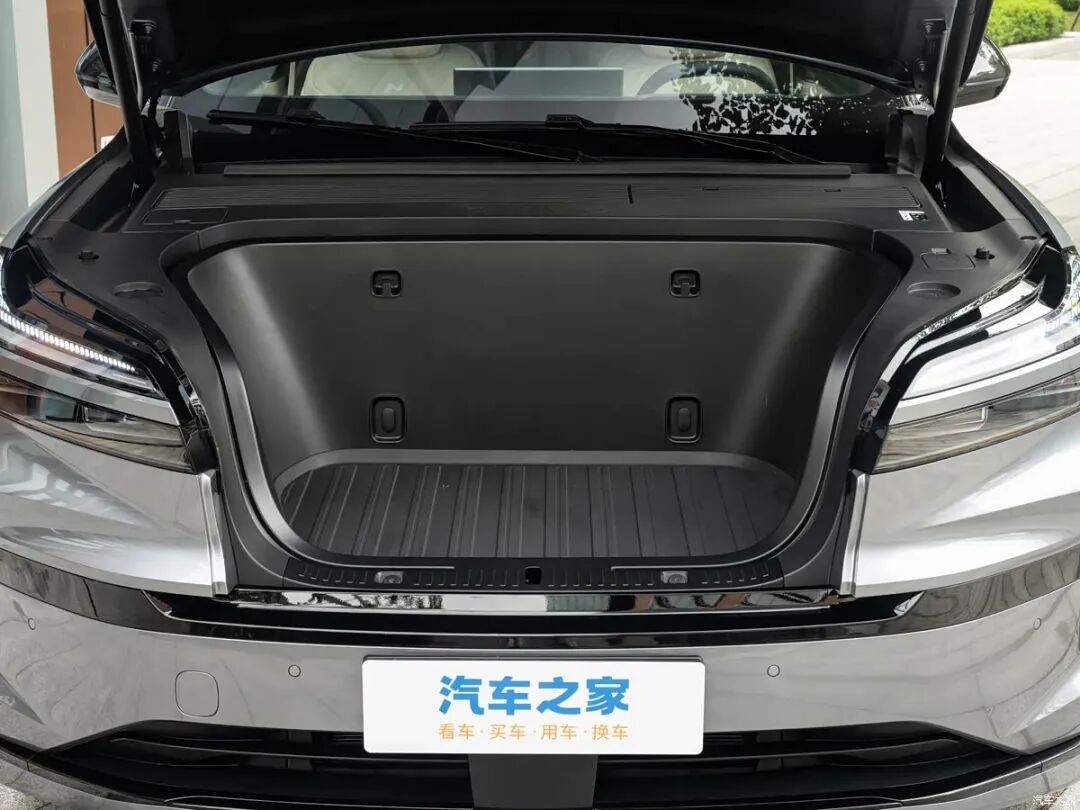 租电后17.98万起入手大型SUV！“冰箱彩电大沙发”，256色氛围灯，零跑D19/汉兰达对手来了？