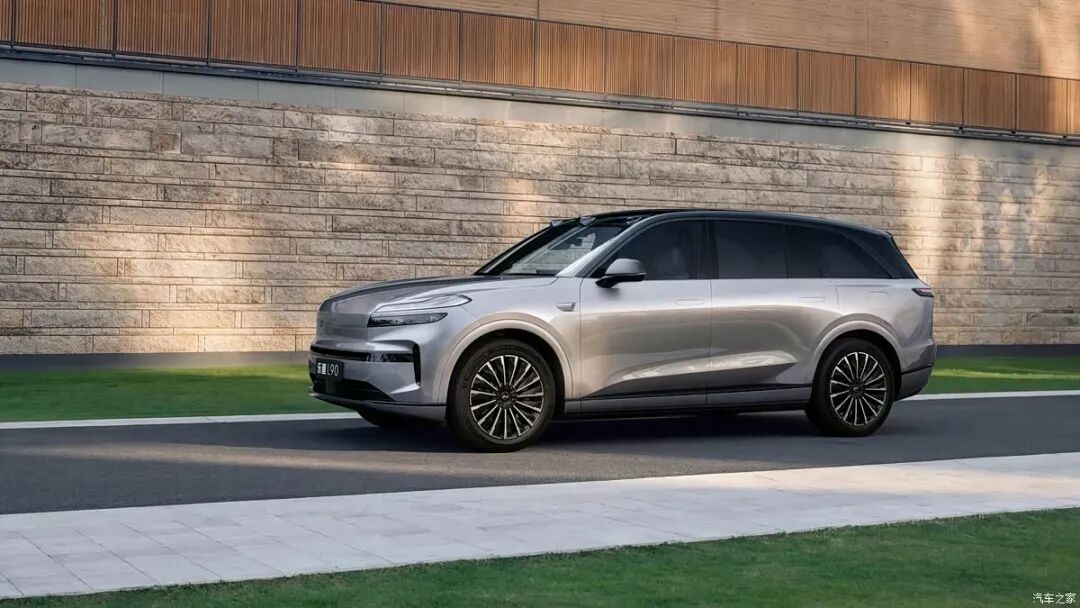 租电后17.98万起入手大型SUV！“冰箱彩电大沙发”，256色氛围灯，零跑D19/汉兰达对手来了？
