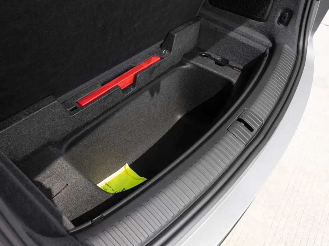租电后17.98万起入手大型SUV！“冰箱彩电大沙发”，256色氛围灯，零跑D19/汉兰达对手来了？