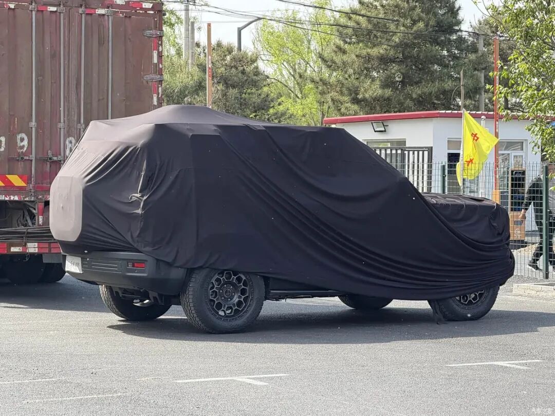 2.0T+四电机，1320N·m，4.5秒破百，续航1350km，硬派越野等等这辆！