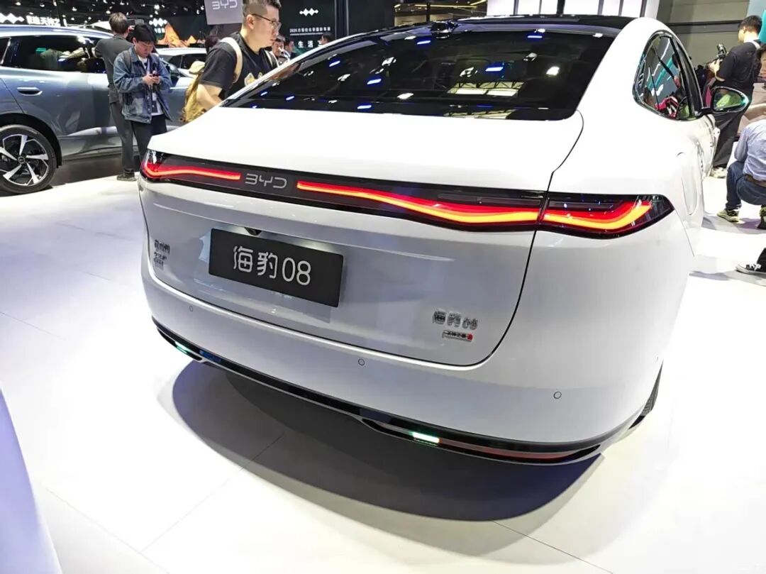 轴距超3米1，大7座SUV，大唐EV预售25万起！比亚迪“军团”新车来袭！