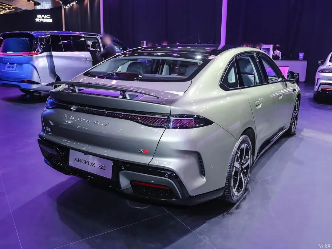 贯穿式尾灯，半隐藏式门把手，6.48万起就入手中型轿车？！