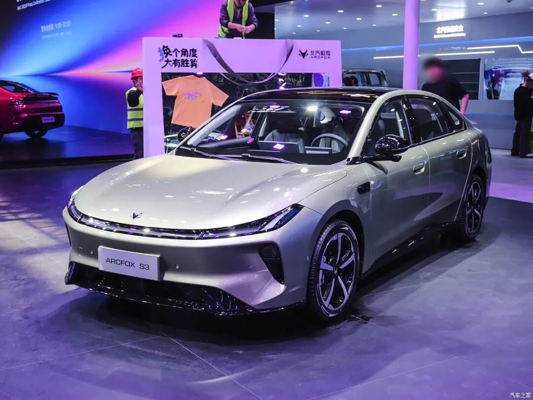 贯穿式尾灯，半隐藏式门把手，6.48万起就入手中型轿车？！