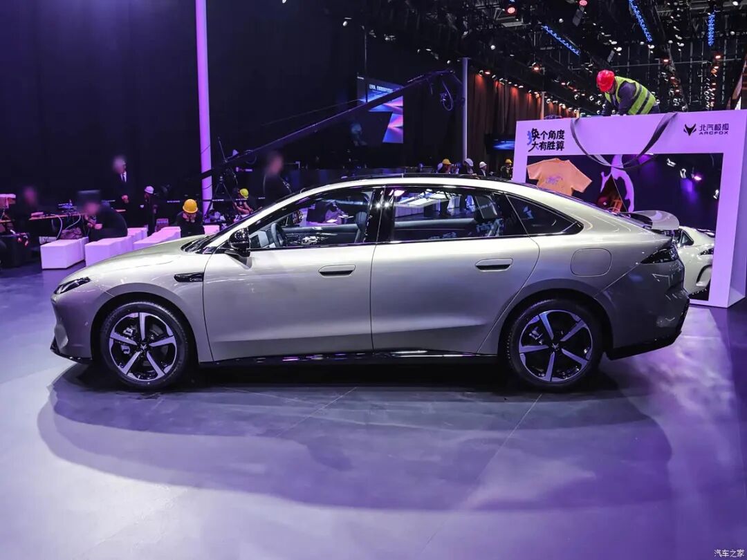 贯穿式尾灯，半隐藏式门把手，6.48万起就入手中型轿车？！