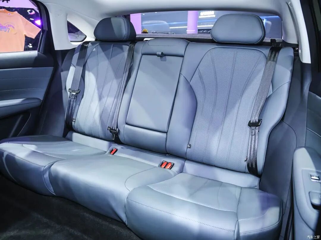 贯穿式尾灯，半隐藏式门把手，6.48万起就入手中型轿车？！