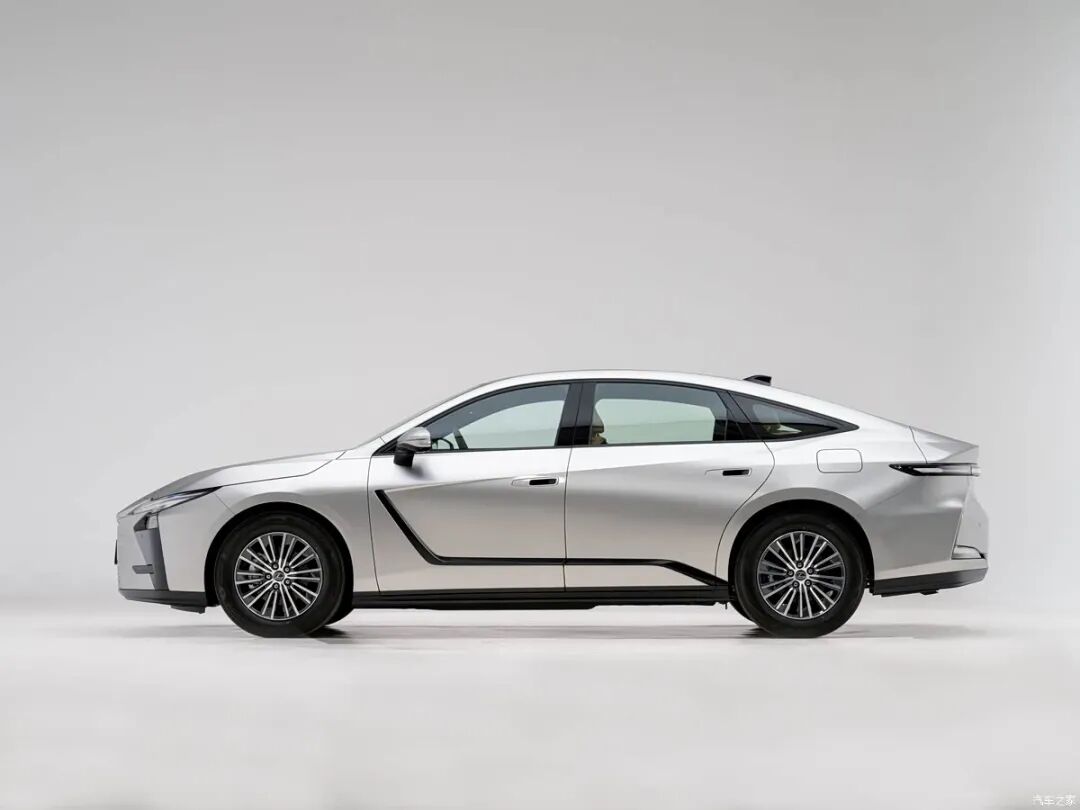 2.0L、E-CVT，双联大屏，小鸭尾，同样价格，你会选它还是选BBA？