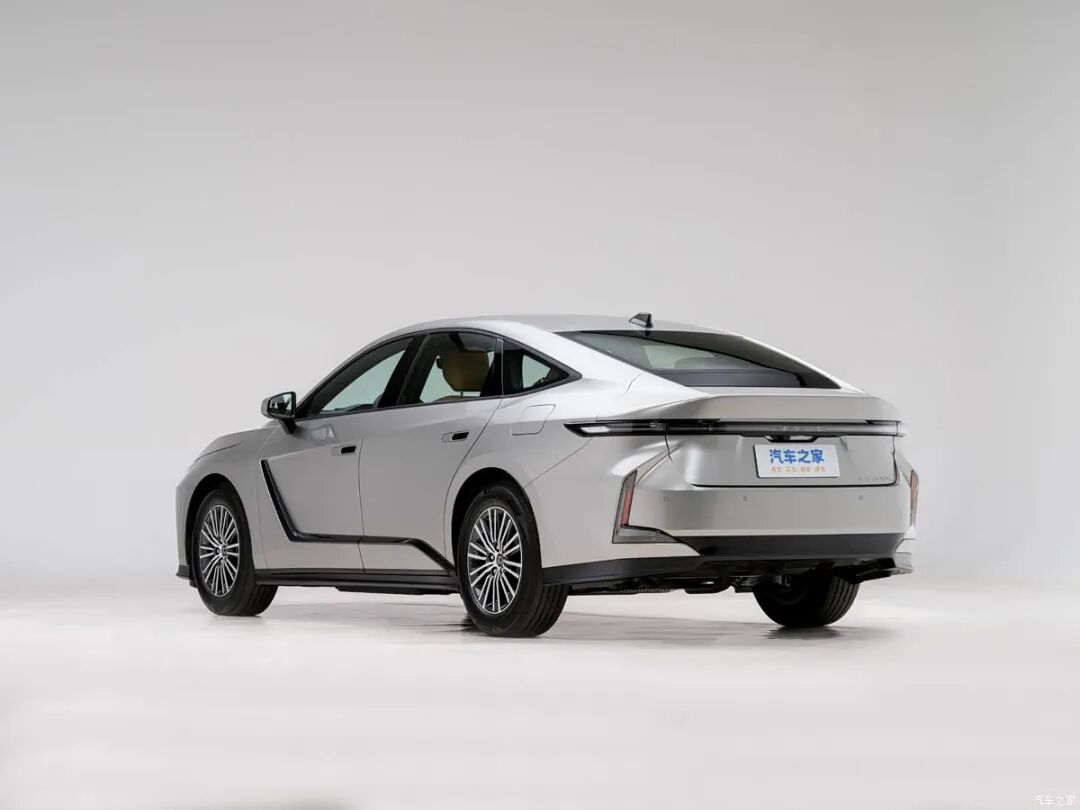 2.0L、E-CVT，双联大屏，小鸭尾，同样价格，你会选它还是选BBA？