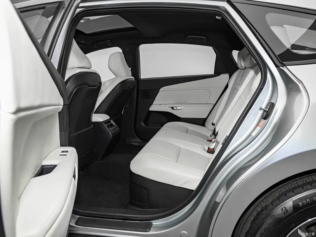 2.0L、E-CVT，双联大屏，小鸭尾，同样价格，你会选它还是选BBA？