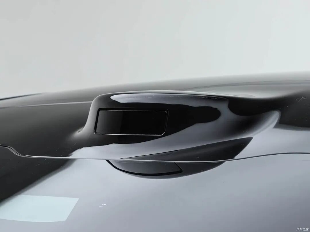 激光雷达，22英寸大轮圈，电子外后视镜，贯穿式“带鱼”屏，纯电续航751km！