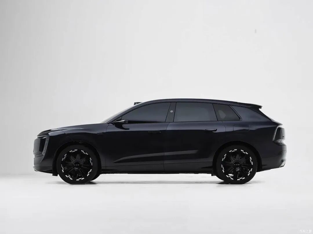 激光雷达，22英寸大轮圈，电子外后视镜，贯穿式“带鱼”屏，纯电续航751km！