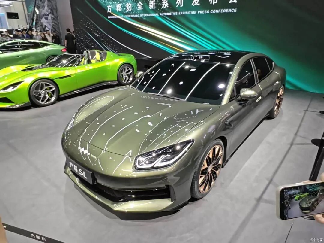 3米轴距、2米车宽，低趴/溜背造型，大尺寸轮圈，这回头率不得拉满？！