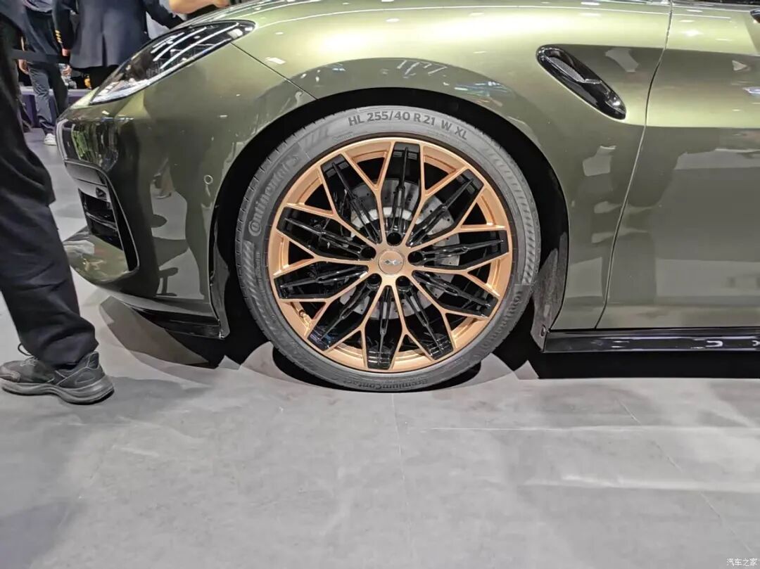 3米轴距、2米车宽，低趴/溜背造型，大尺寸轮圈，这回头率不得拉满？！