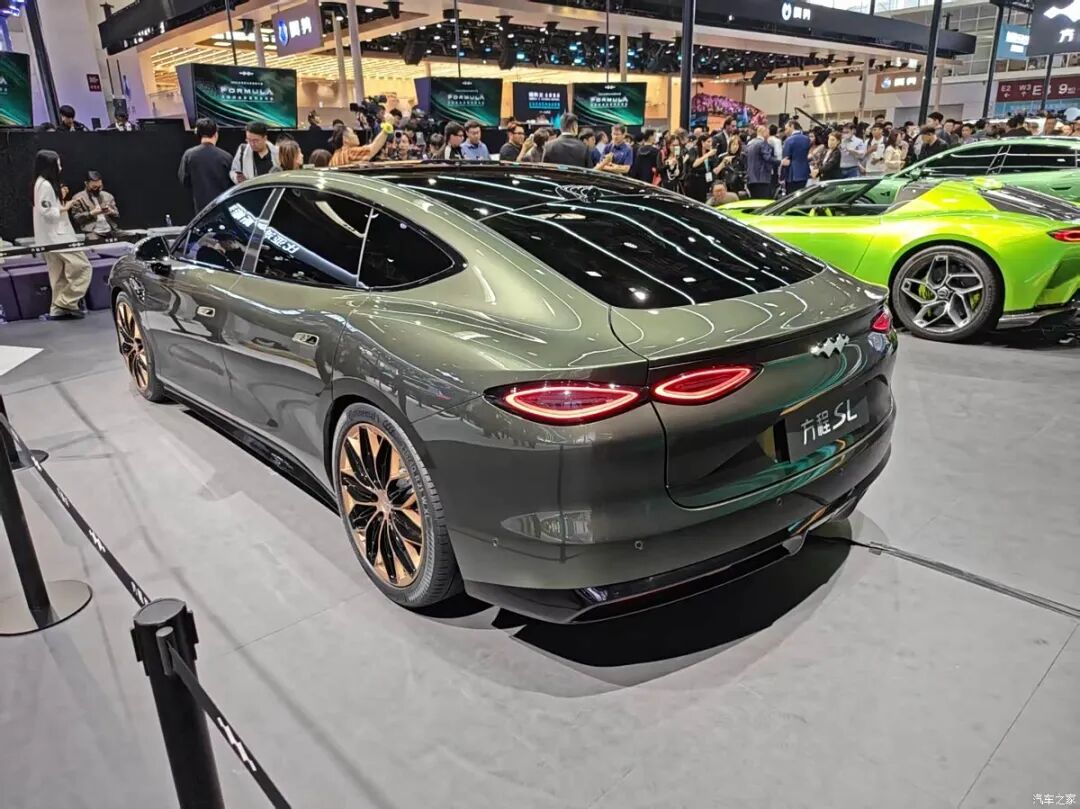 3米轴距、2米车宽，低趴/溜背造型，大尺寸轮圈，这回头率不得拉满？！