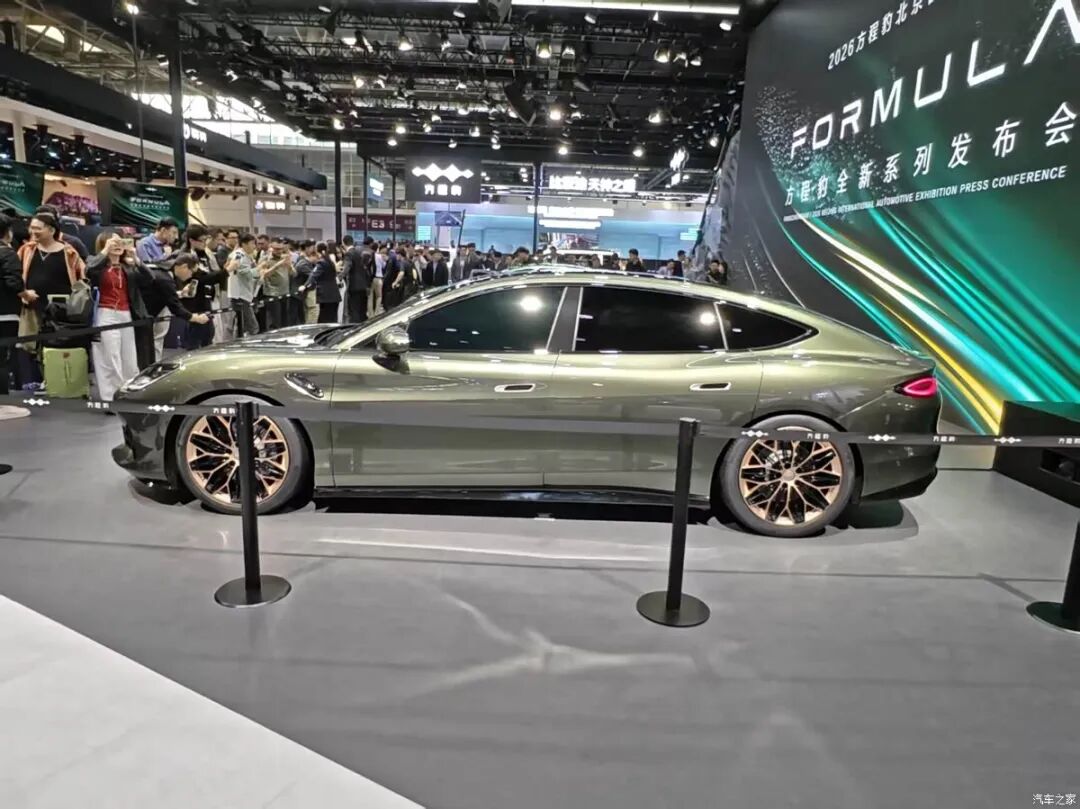 3米轴距、2米车宽，低趴/溜背造型，大尺寸轮圈，这回头率不得拉满？！