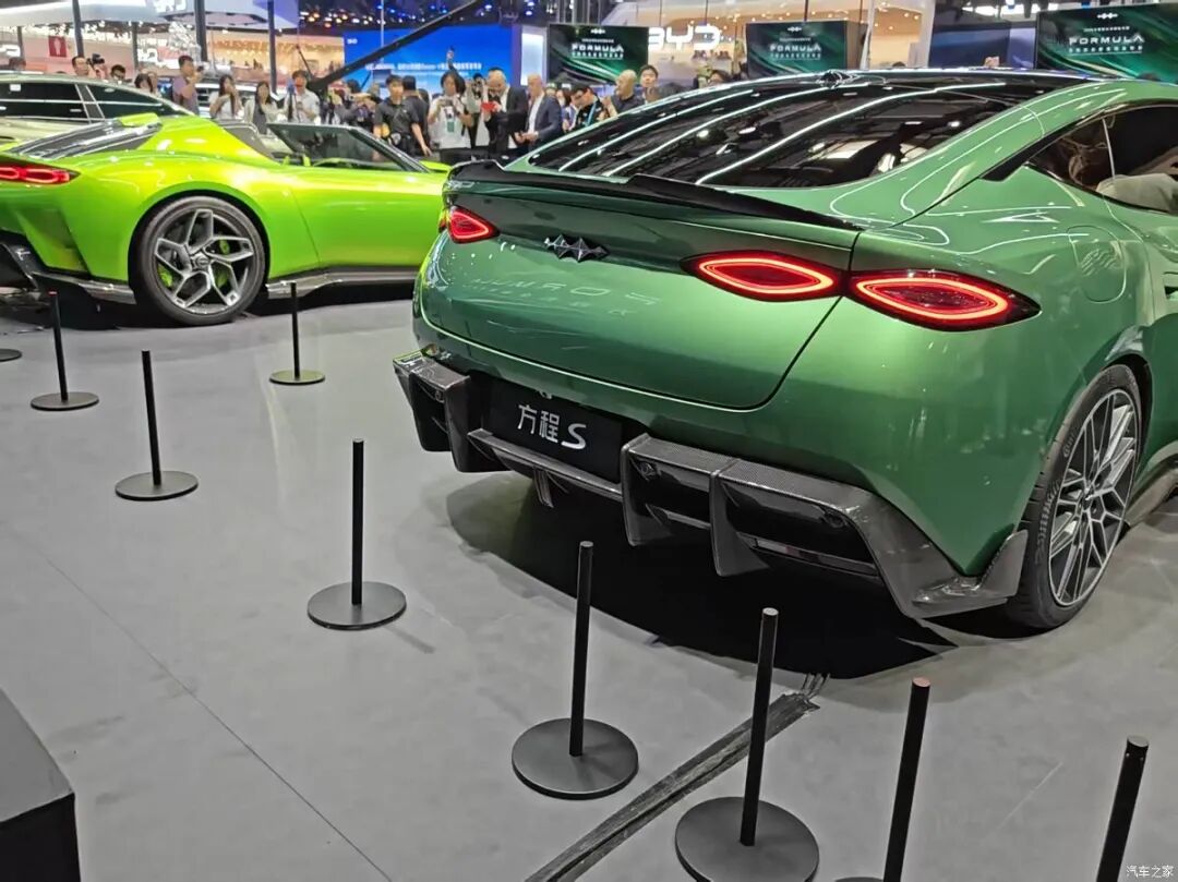 3米轴距、2米车宽，低趴/溜背造型，大尺寸轮圈，这回头率不得拉满？！