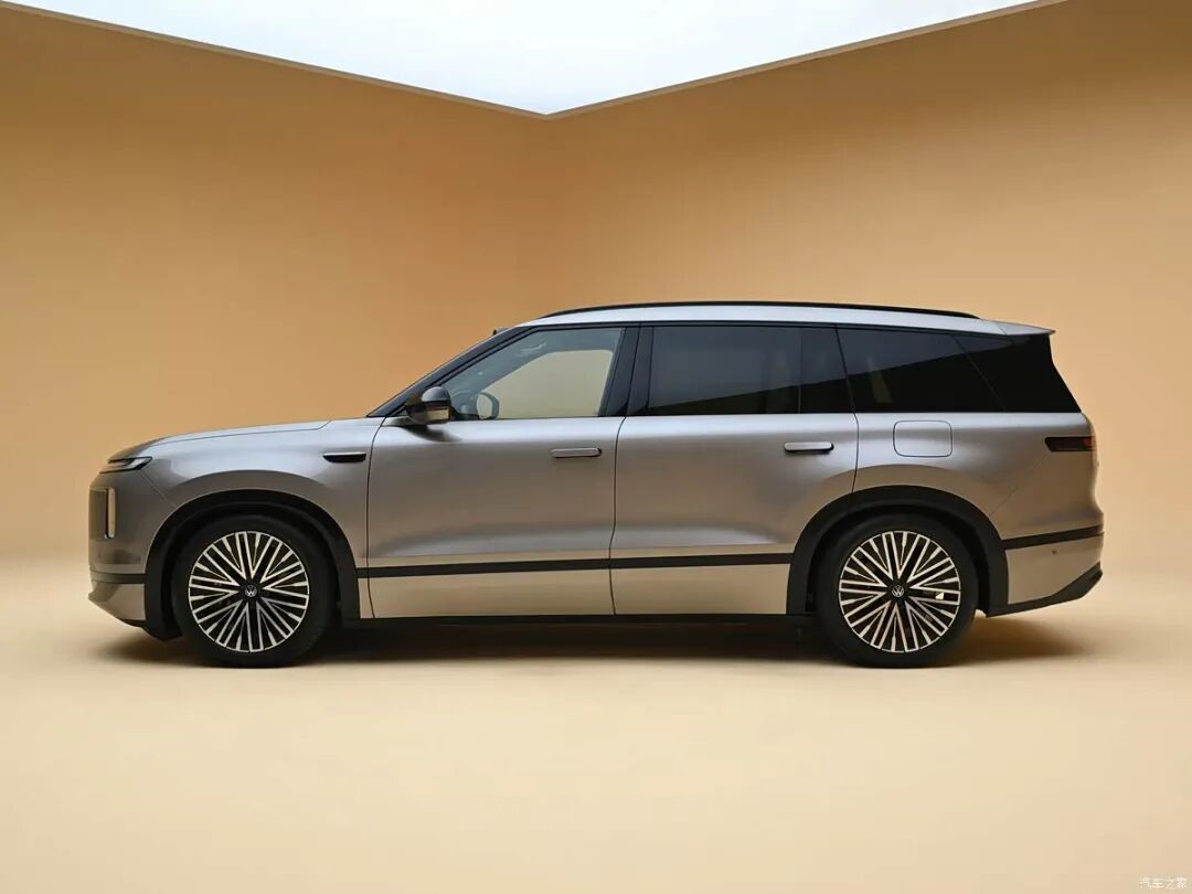 2+2+2大六座SUV，百公里6个多油，九屏交互，“大床房”，“拳打”理想L8、“脚踢”智己LS9行不行？