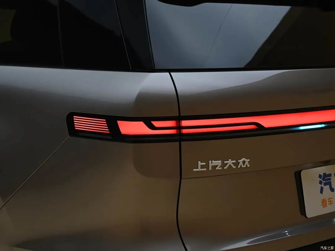 2+2+2大六座SUV，百公里6个多油，九屏交互，“大床房”，“拳打”理想L8、“脚踢”智己LS9行不行？