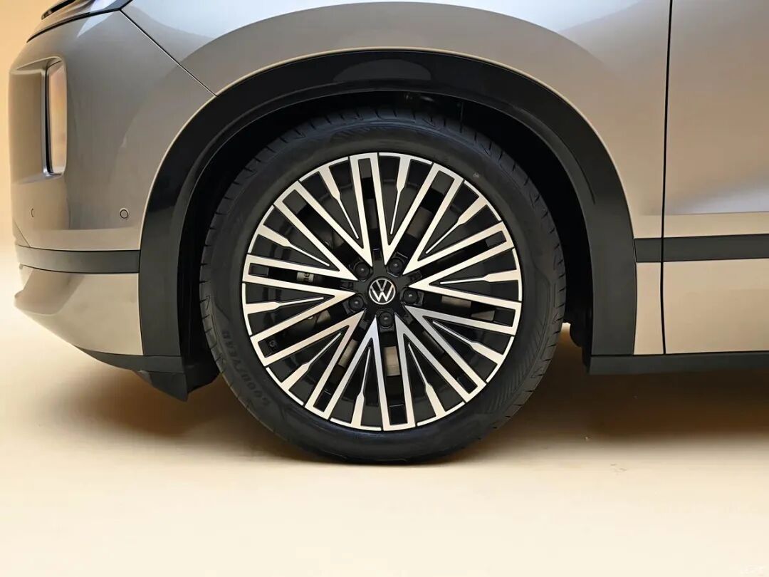 2+2+2大六座SUV，百公里6个多油，九屏交互，“大床房”，“拳打”理想L8、“脚踢”智己LS9行不行？