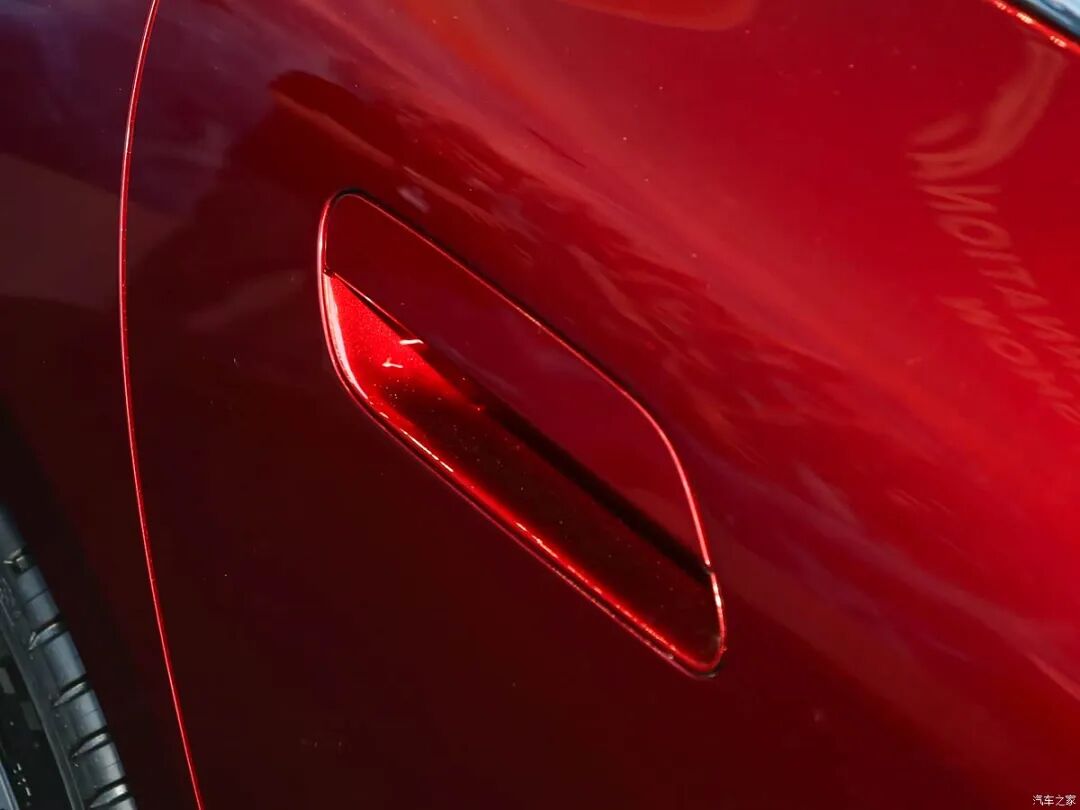 2.0T、400牛·米，环抱式座舱，悬浮大屏，机械式旋钮，精致感满满！