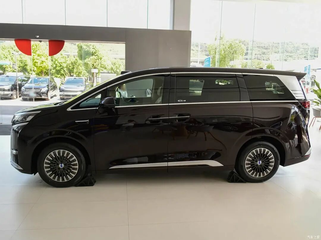 全车11块屏！第二代刀片电池+闪充，天神之眼5.0，零压云绒座椅，全家出行看看这辆！