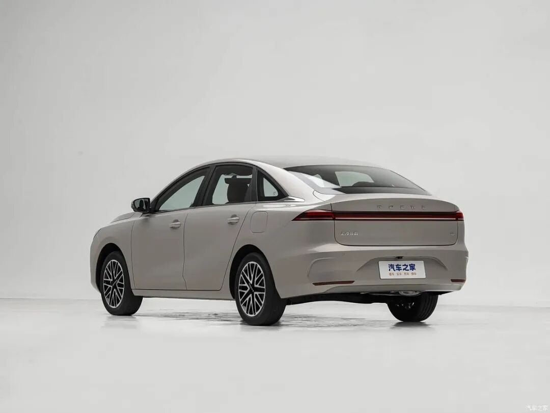 限时抢定价6.59万起！“国泰民安脸”，15.6英寸2.5K大屏，百公里不到6个油！