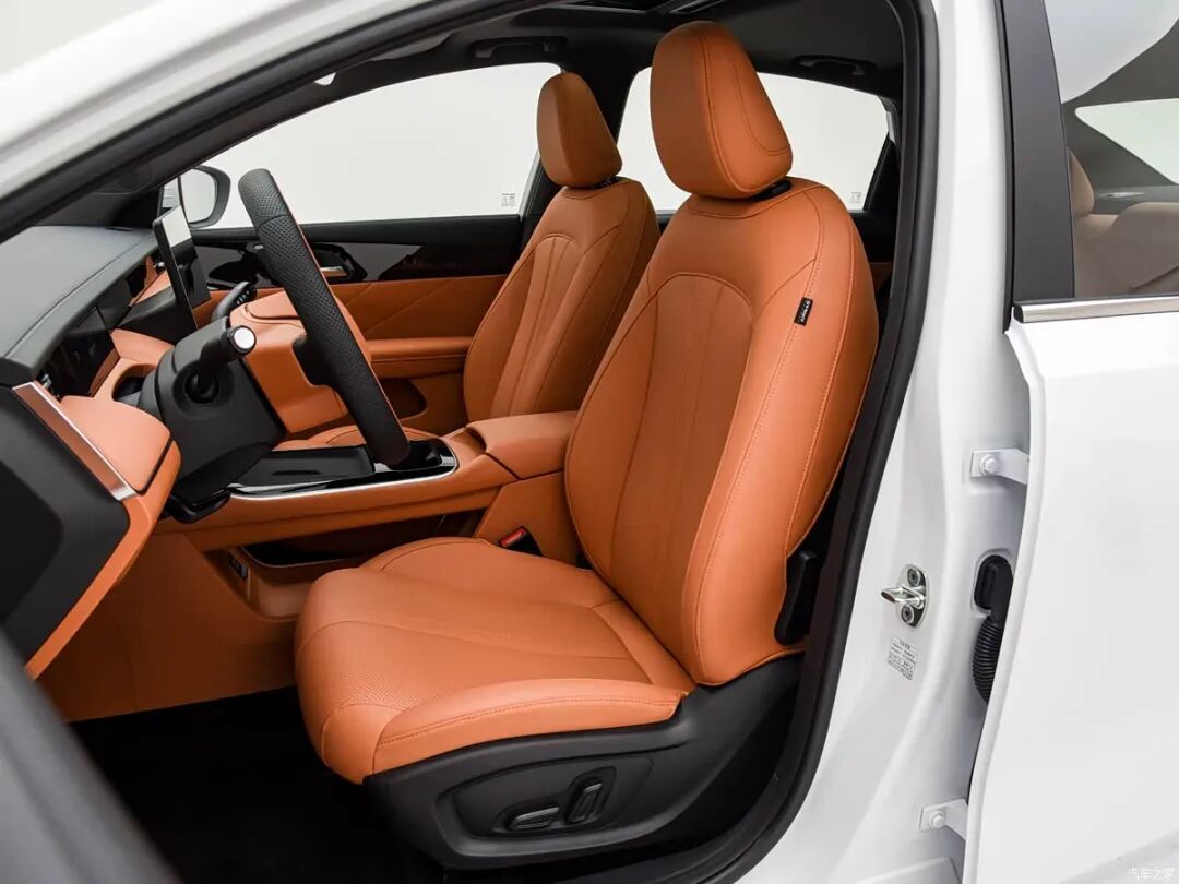 限时抢定价6.59万起！“国泰民安脸”，15.6英寸2.5K大屏，百公里不到6个油！