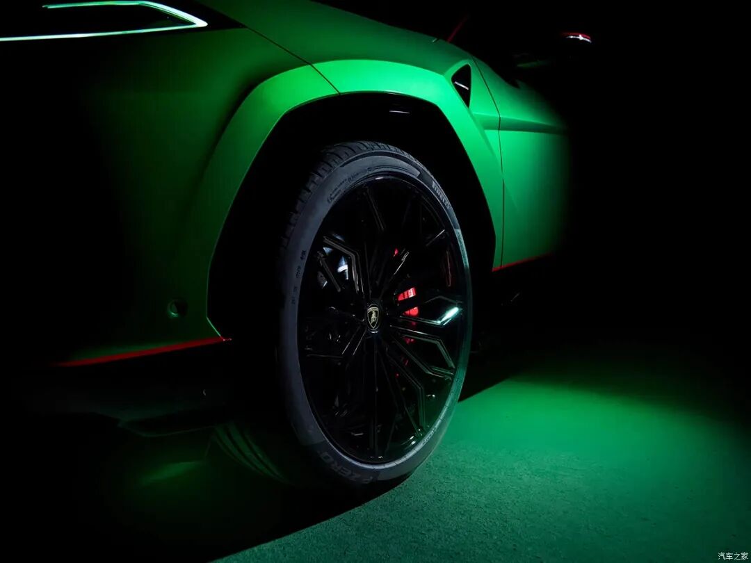 3.4秒破百！4.0T V8、800马力、950牛·米，亮黑涂装，运动+豪华都在线！