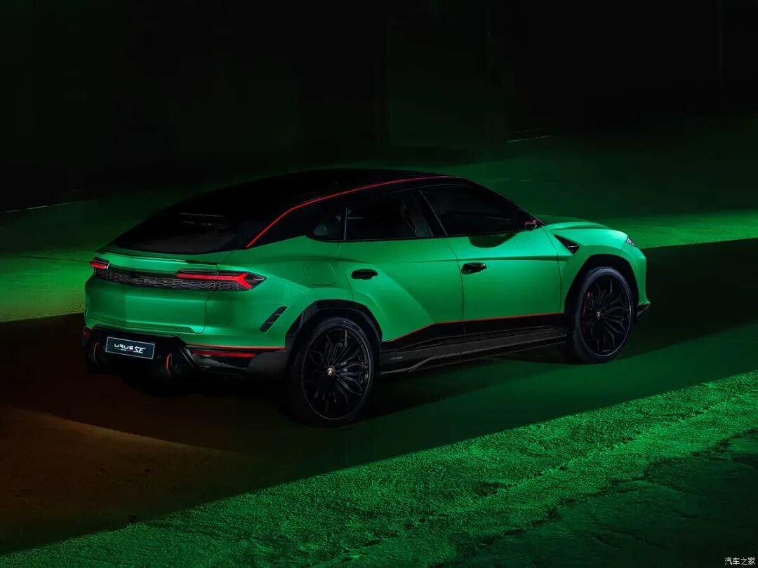 3.4秒破百！4.0T V8、800马力、950牛·米，亮黑涂装，运动+豪华都在线！