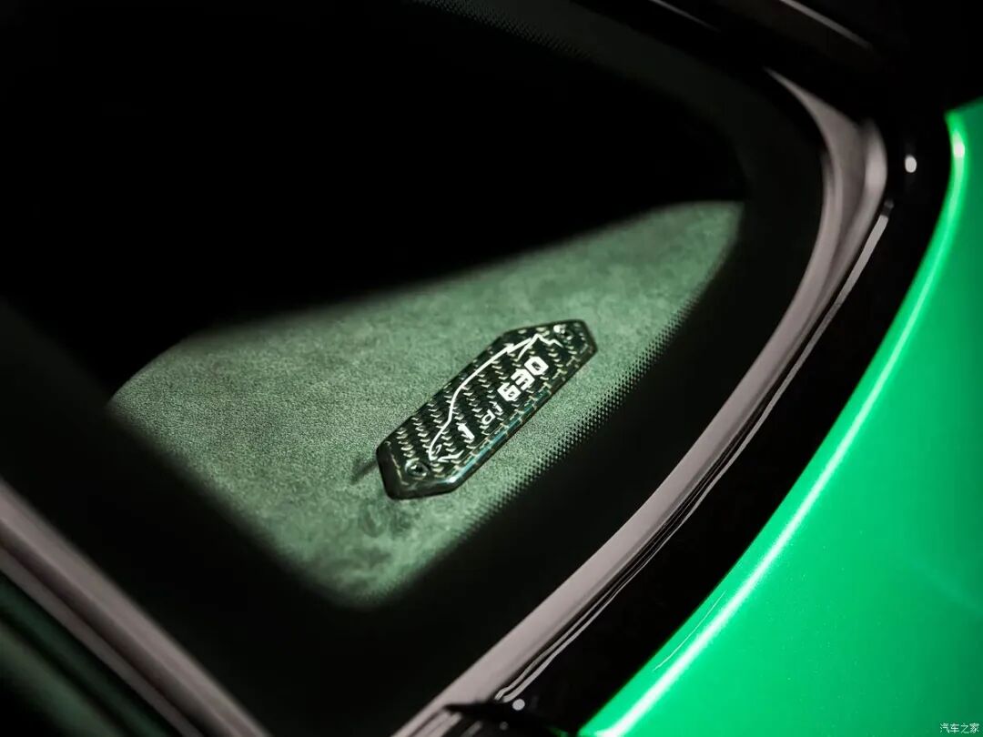 3.4秒破百！4.0T V8、800马力、950牛·米，亮黑涂装，运动+豪华都在线！