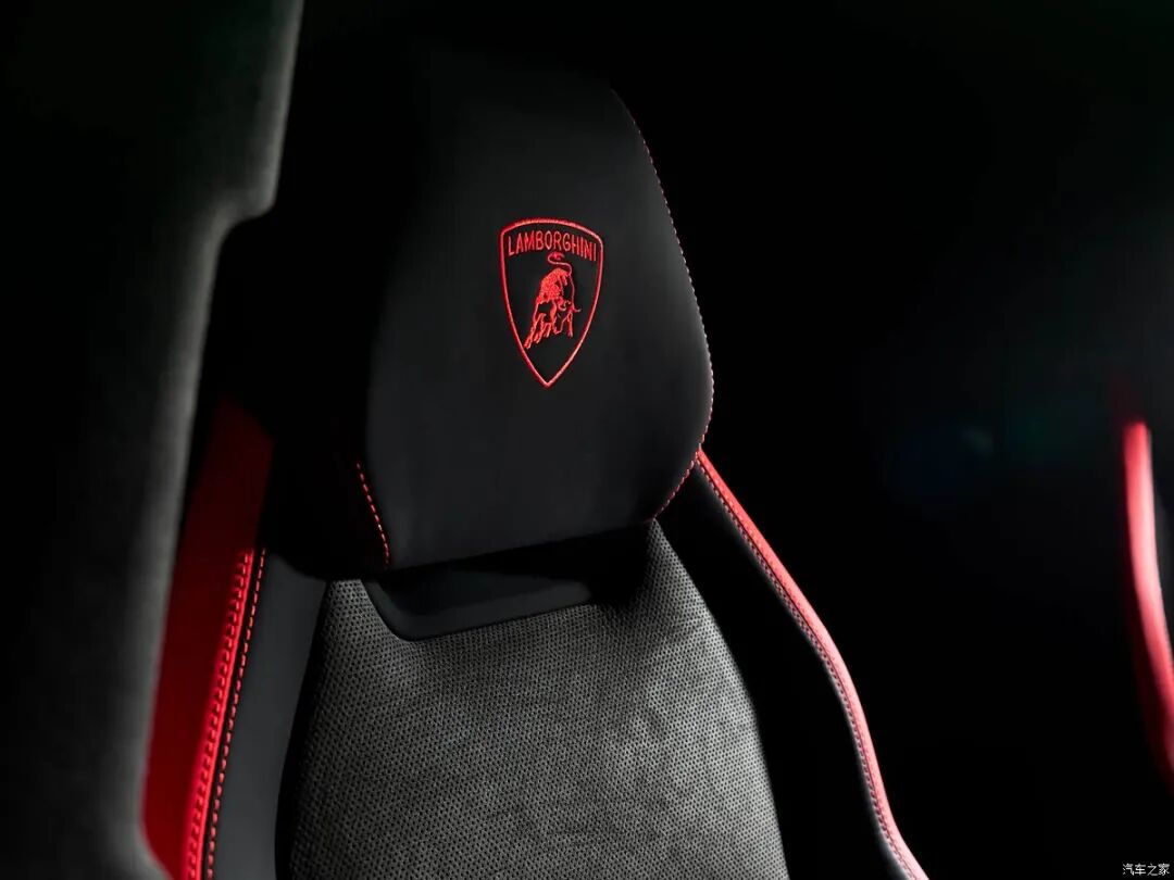 3.4秒破百！4.0T V8、800马力、950牛·米，亮黑涂装，运动+豪华都在线！