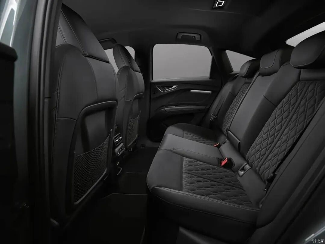 双联大屏，内饰加入软质材料、氛围灯，坐等新车！