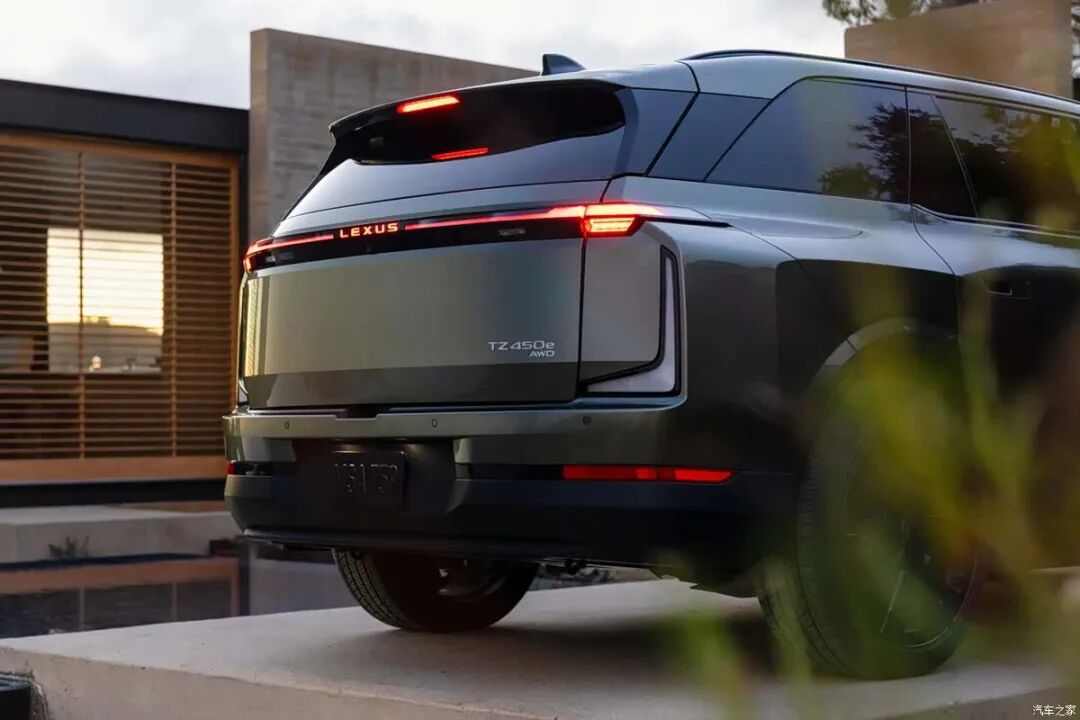 旗舰三排座纯电SUV！双电机四驱，3米长轴距，还有LFA V10发动机声浪模拟！