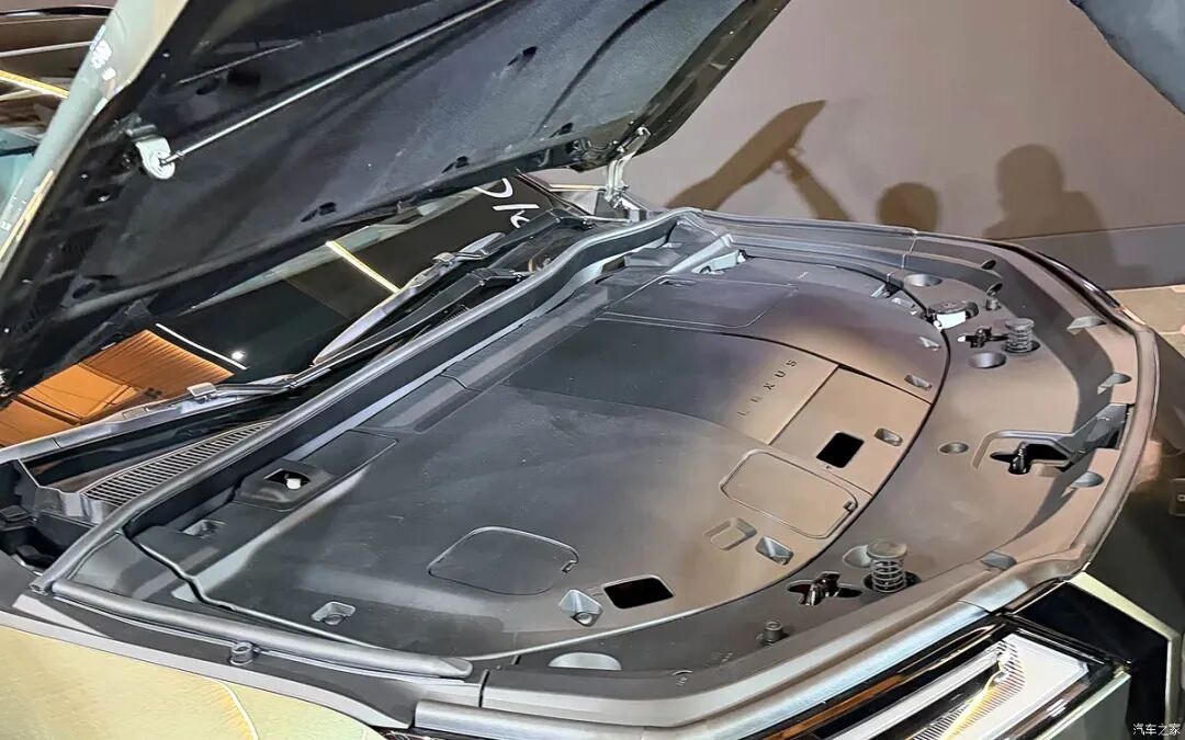 旗舰三排座纯电SUV！双电机四驱，3米长轴距，还有LFA V10发动机声浪模拟！