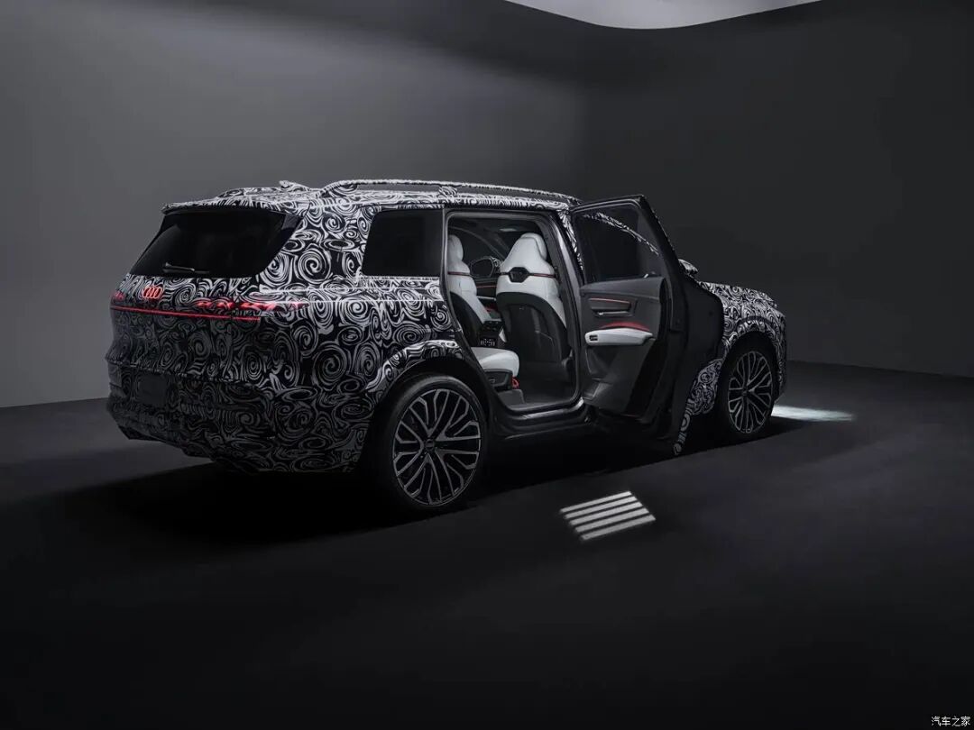 4.0T V8+48V轻混，660牛·米，三屏+怀挡，Nappa真皮，奥迪9系旗舰行不行！