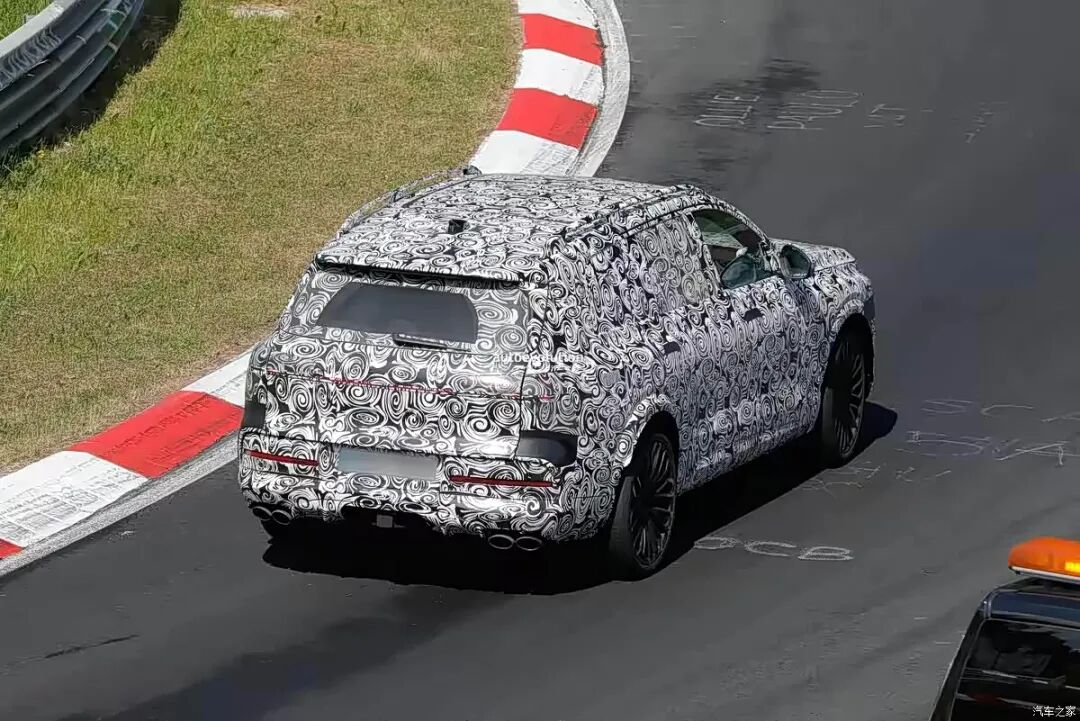 4.0T V8+48V轻混，660牛·米，三屏+怀挡，Nappa真皮，奥迪9系旗舰行不行！